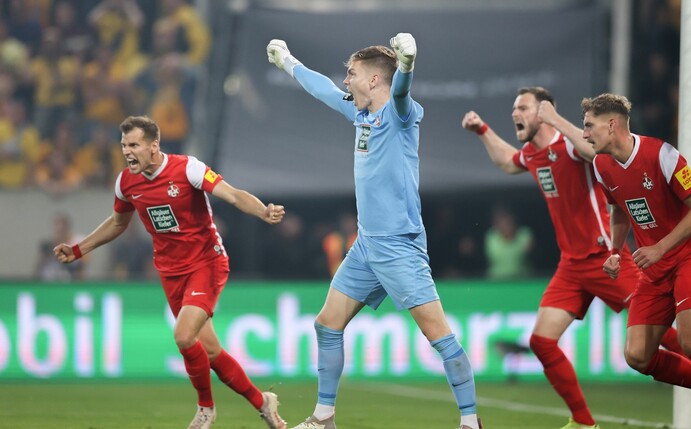 Kaiserslauterns Torwart Matheo Raab (M) jubelt nach dem Treffer zum 1:0.