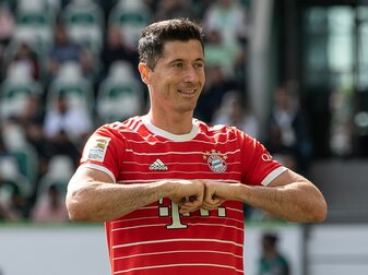 Um den Torjäger Robert Lewandowski hat sich ein Transfer-Poker aufgebaut. Um den Torjäger Robert Lewandowski hat sich ein Transfer-Poker aufgebaut.