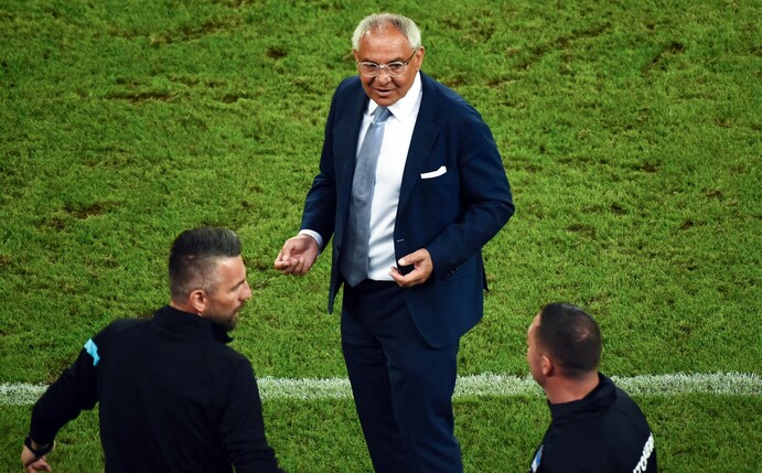 Felix Magath (M) sieht bei Hertha die Notwendigkeit für Veränderungen.