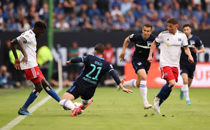 Herthas Marvin Plattenhardt (2.v.l) geht im Relegations-Rückspiel gegen Hamburgs Bakery Jatta in einen Zweikampf.