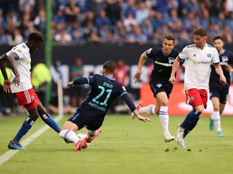 Herthas Marvin Plattenhardt (2.v.l) geht im Relegations-Rückspiel gegen Hamburgs Bakery Jatta in einen Zweikampf. Herthas Marvin Plattenhardt (2.v.l) geht im Relegations-Rückspiel gegen Hamburgs Bakery Jatta in einen Zweikampf.