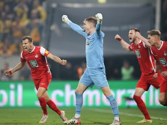 Kaiserslauterns Torwart Matheo Raab (M) jubelt nach dem Treffer zum 1:0. Kaiserslauterns Torwart Matheo Raab (M) jubelt nach dem Treffer zum 1:0.