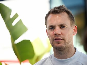 Torwart Manuel Neuer sieht durch die Winter-WM in Katar Gefahren einer Überbelastung. Torwart Manuel Neuer sieht durch die Winter-WM in Katar Gefahren einer Überbelastung.