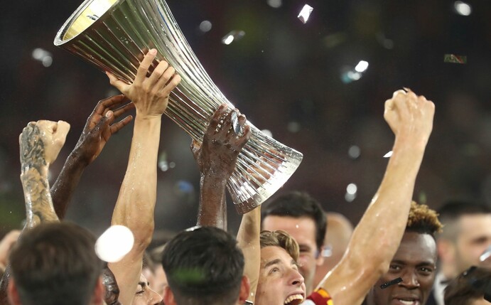 Spieler von Rom feiern mit der Trophäe.