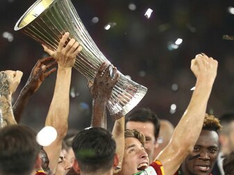 Spieler von Rom feiern mit der Trophäe. Spieler von Rom feiern mit der Trophäe.
