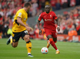 Liverpools Sadio Mané (r) lässt seine Zukunft noch offen. Liverpools Sadio Mané (r) lässt seine Zukunft noch offen.