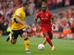 Liverpools Sadio Mané (r) lässt seine Zukunft noch offen.