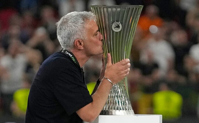 Roms Cheftrainer José Mourinho küsst die Trophäe nach dem Finale.