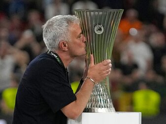 Roms Cheftrainer José Mourinho küsst die Trophäe nach dem Finale. Roms Cheftrainer José Mourinho küsst die Trophäe nach dem Finale.