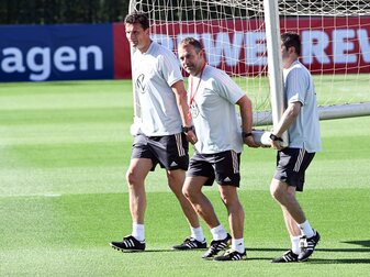 Bundestrainer Hansi Flick (M.) packte im Training mit an.