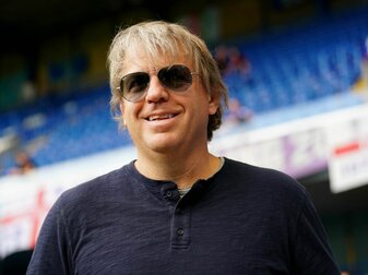 Die britische und portugiesische Regierung hat die Übernahme des FC Chelsea durch ein Konsortium um US-Geschäftsmann Todd Boehly genehmigt. Die britische und portugiesische Regierung hat die Übernahme des FC Chelsea durch ein Konsortium um US-Geschäftsmann Todd Boehly genehmigt.