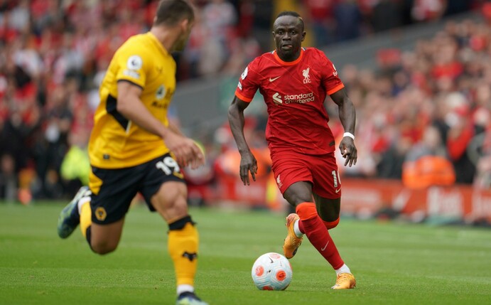 Liverpools Sadio Mané (r) lässt seine Zukunft noch offen.