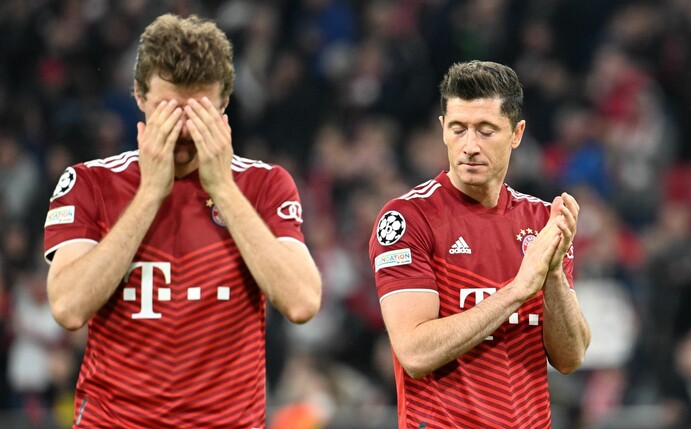 Thomas Müller (l) und die Bayern sind bereits im Viertelfinale an Villarreal gescheitert.