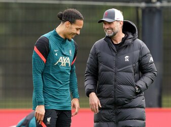 Liverpool-Trainer Jürgen Klopp (r) beim Training im Gespräch mit Virgil van Dijk. Liverpool-Trainer Jürgen Klopp (r) beim Training im Gespräch mit Virgil van Dijk.