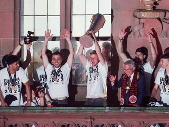 Gewann mit Eintracht Frankfurt die Europa League: Martin Hinteregger (mit Pokal). Gewann mit Eintracht Frankfurt die Europa League: Martin Hinteregger (mit Pokal).