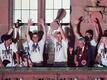 Gewann mit Eintracht Frankfurt die Europa League: Martin Hinteregger (mit Pokal).