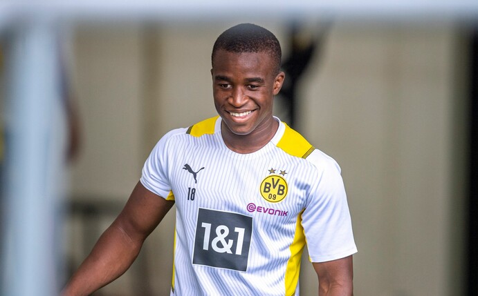 Durfte sich über ein VfB-Trikot freuen: Dortmunds Youngster Youssoufa Moukoko.