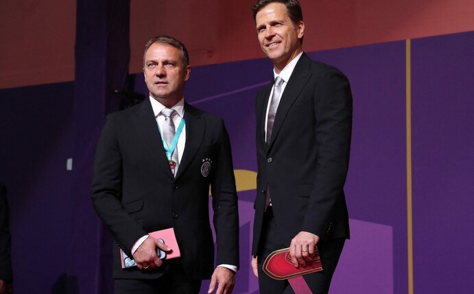 Bierhoff (re.) möchte mit Bundestrainer Flick (li.) im Winter eine erfolgreiche WM erleben. Foto: Denour/AFP via Getty Images