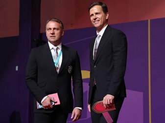 Bierhoff (re.) möchte mit Bundestrainer Flick (li.) im Winter eine erfolgreiche WM erleben. Foto: Denour/AFP via Getty Images Bierhoff (re.) möchte mit Bundestrainer Flick (li.) im Winter eine erfolgreiche WM erleben. Foto: Denour/AFP via Getty Images