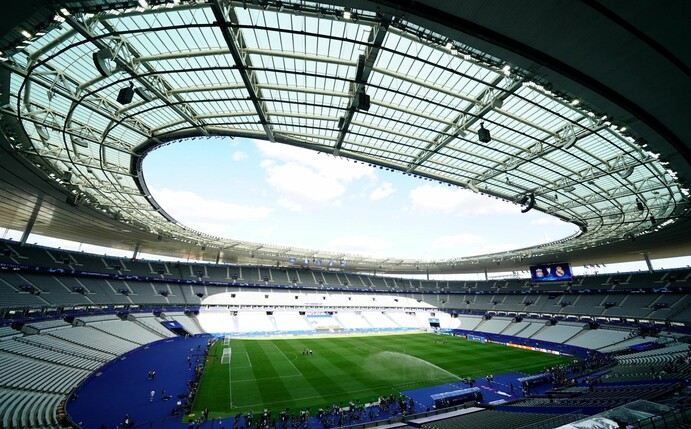 Im Stade de France wurde ein frischer Rasen verlegt.