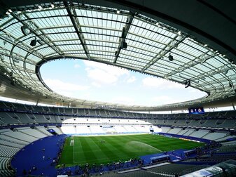 Im Stade de France wurde ein frischer Rasen verlegt. Im Stade de France wurde ein frischer Rasen verlegt.