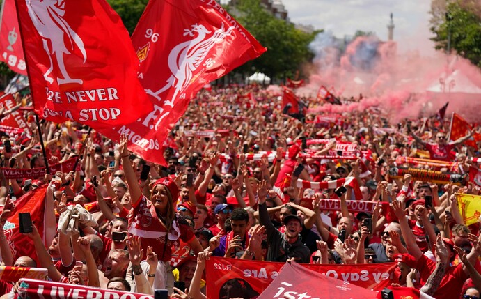 Tausende Liverpool-Anhänger feiern in einer Fanzone in Paris.