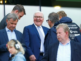 Bundespräsident Frank-Walter Steinmeier (M) beim DFB-Pokalfinale der Frauen in Köln. Bundespräsident Frank-Walter Steinmeier (M) beim DFB-Pokalfinale der Frauen in Köln.