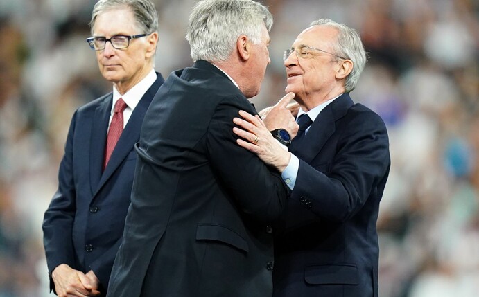 Real-Präsident Florentino Pérez (r) lobte unter anderem Trainer Carlo Ancelotti (M.) nach dem Champions-League-Sieg überschwänglich.