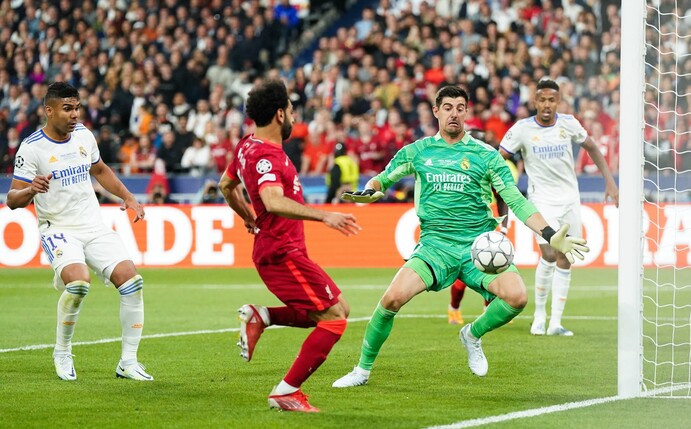 Torhüter Thibaut Courtois (2.v.l.) rettete Madrid mit zahlreichen Paraden den Sieg.