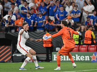 Eintracht Frankfurt verpflichtete Kristijan Jakic (l) fest. Eintracht Frankfurt verpflichtete Kristijan Jakic (l) fest.