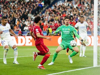 Torhüter Thibaut Courtois (2.v.l.) rettete Madrid mit zahlreichen Paraden den Sieg. Torhüter Thibaut Courtois (2.v.l.) rettete Madrid mit zahlreichen Paraden den Sieg.