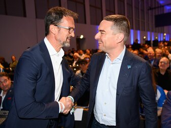 Investor Lars Windhorst (r) wird von Fredi Bobic auf der Hertha-Mitgliederversammlung begrüßt. Investor Lars Windhorst (r) wird von Fredi Bobic auf der Hertha-Mitgliederversammlung begrüßt.
