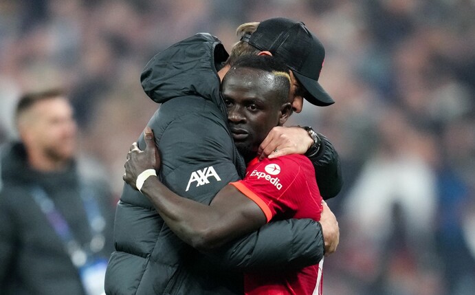 Sadio Mané (r) steht beim FC Liverpool mit Trainer Jürgen Klopp offenbar vor dem Abschied.