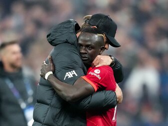 Sadio Mané (r) steht beim FC Liverpool mit Trainer Jürgen Klopp offenbar vor dem Abschied. Sadio Mané (r) steht beim FC Liverpool mit Trainer Jürgen Klopp offenbar vor dem Abschied.