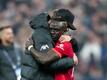 Sadio Mané (r) steht beim FC Liverpool mit Trainer Jürgen Klopp offenbar vor dem Abschied.