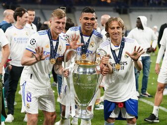 Toni Kroos (l), Carlos Casemiro (M) und Luka Modric von Real Madrid jubeln mit der Trophäe nach dem Sieg. Toni Kroos (l), Carlos Casemiro (M) und Luka Modric von Real Madrid jubeln mit der Trophäe nach dem Sieg.