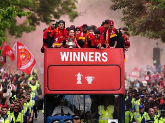Nicht den Königsklassenpott, aber zwei nationale Pokale feierten die Liverpool-Profis nach der Niederlage gegen Real in der Heimat. Nicht den Königsklassenpott, aber zwei nationale Pokale feierten die Liverpool-Profis nach der Niederlage gegen Real in der Heimat.
