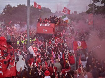 Liverpool-Parade vor begeisterten Fans Liverpool-Parade vor begeisterten Fans