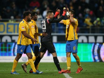 Braunschweig spielt zuhause gegen Duisburg nur 1:1 (Quelle: firo Sportphoto/SID-IMAGES) Braunschweig spielt zuhause gegen Duisburg nur 1:1 (Quelle: firo Sportphoto/SID-IMAGES)