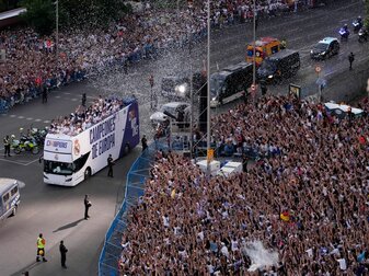 Zehntausende Menschen jubeln den Spielern von Real Madrid bei der Siegesparade in der spanischen Hauptstadt zu. Zehntausende Menschen jubeln den Spielern von Real Madrid bei der Siegesparade in der spanischen Hauptstadt zu.