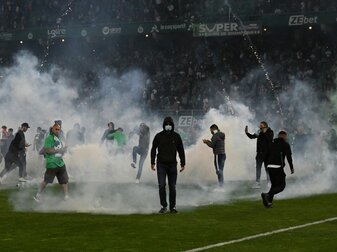 Schwere Krawalle nach Abstieg von AS Saint-Etienne Schwere Krawalle nach Abstieg von AS Saint-Etienne