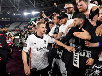 Stets bei den Fans dabei: Martin Hinteregger Foto: Justin Setterfield/Getty Images Stets bei den Fans dabei: Martin Hinteregger Foto: Justin Setterfield/Getty Images