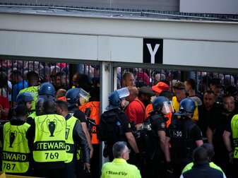 Wegen massiver Probleme beim Einlass hatte sich der Anpfiff des Champions-League-Finals um 36 Minuten verzögert. Wegen massiver Probleme beim Einlass hatte sich der Anpfiff des Champions-League-Finals um 36 Minuten verzögert.