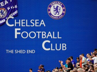 Die Übernahme des englischen Fußball-Erstligisten FC Chelsea ist perfekt. Die Übernahme des englischen Fußball-Erstligisten FC Chelsea ist perfekt.