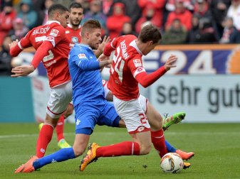 Die Mainzer Leon Balogun (l) und Gaetan Bussmann (r) nehmen Darmstadts Marcel Heller (M) in die Zange. Foto: Torsten Silz Die Mainzer Leon Balogun (l) und Gaetan Bussmann (r) nehmen Darmstadts Marcel Heller (M) in die Zange. Foto: Torsten Silz