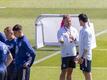 Trainer Hansi Flick (M) steht mit seinem Assistenten Danny Röhl (r) beim Training auf dem Platz.