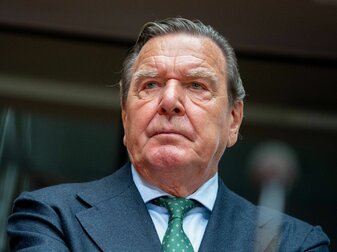 Altkanzler Gerhard Schröder zog sich nach dem Wirbel um seine Russland-Beziehungen Anfang April bei Hannover 96 zurück. Altkanzler Gerhard Schröder zog sich nach dem Wirbel um seine Russland-Beziehungen Anfang April bei Hannover 96 zurück.