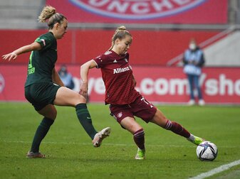 Bayerns Giulia Gwinn (r) kommt vor Wolfsburgs Lena Lattwein an den Ball.