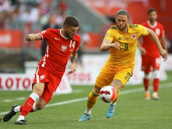 Mateusz Klich (l) und Polen behielten die Oberhand. Mateusz Klich (l) und Polen behielten die Oberhand.