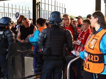 Die Europäische Fußball-Union lässt das Chaos rund um den Einlass beim Champions-League-Finale von unabhängigen Experten aufarbeiten. Die Europäische Fußball-Union lässt das Chaos rund um den Einlass beim Champions-League-Finale von unabhängigen Experten aufarbeiten.